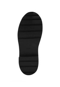 Sole de cauciuc negru cu caneluri orizontale, vârf rotund, toc plat și logo-ul brandului embosat. Textură uniformă și suprafață netedă.