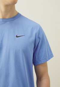 Nike Performance HYVERSE - T-shirt de sport - royal pulse/black