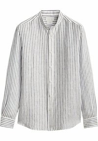 Witte langwerpige blouse met marineblauwe verticale strepen, met knoopsluiting aan de voorkant, bandkraag en manchetten, gemaakt van lichtgewicht linnen stof.