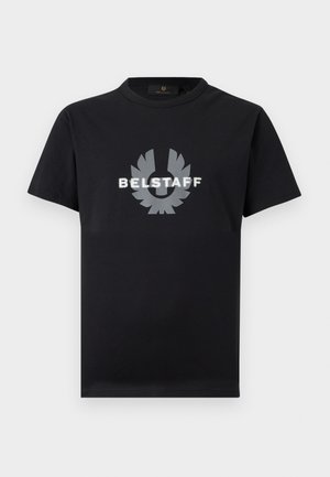 T-shirt noir à manches courtes et col rond avec un grand logo Belstaff argenté centré sur le devant.