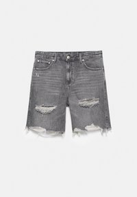 Short en denim gris avec des déchirures usées sur l'avant des cuisses et des ourlets effilochés, avec poches avant, passants pour ceinture et fermeture par bouton.