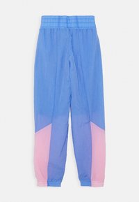 Lehké joggingové kalhoty v modré barvě s růžovými akcenty, s elastickým pasem, zúženými manžetami a geometrickým barevným blokovým designem.