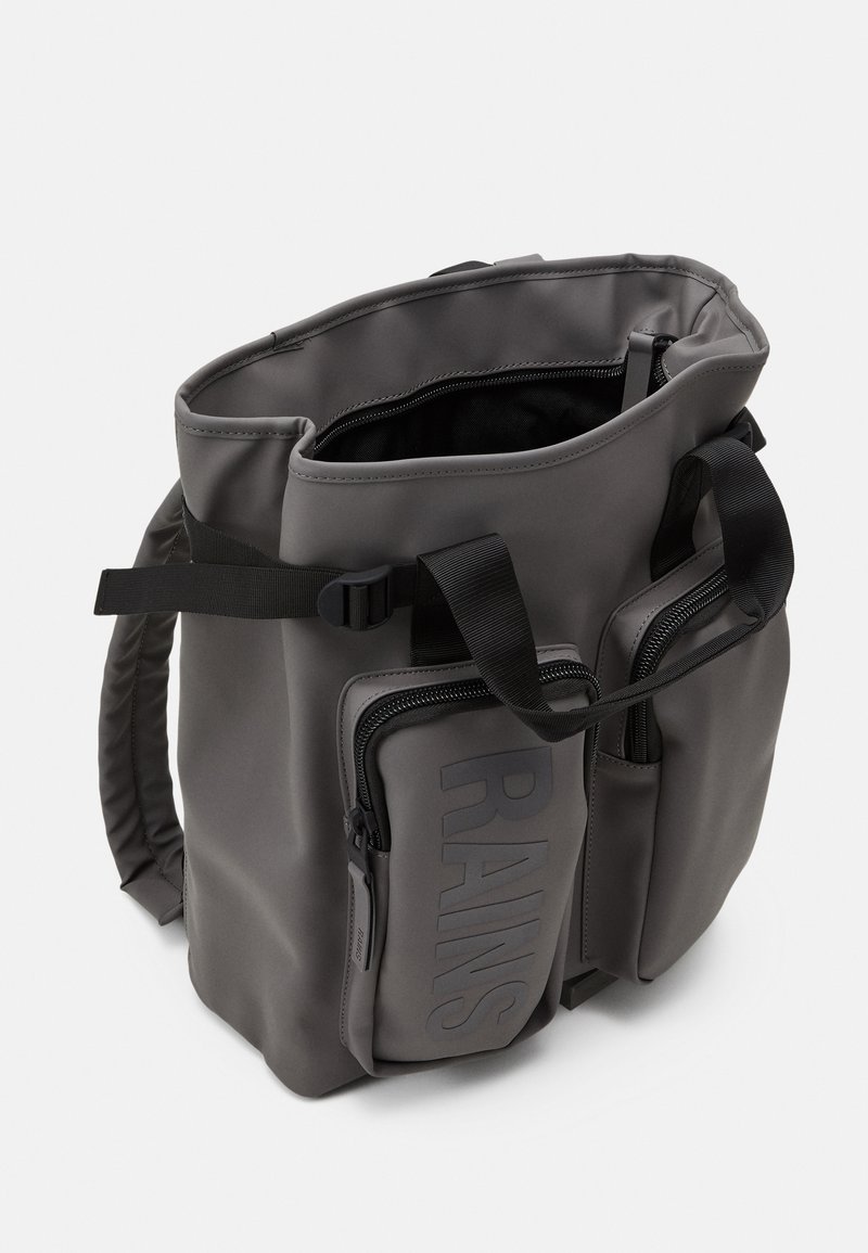 Zaino impermeabile grigio con aperture superiori doppie, spallacci regolabili e tasca frontale con zip caratterizzata da dettagli in rilievo "RAINS".