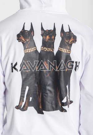 Bijela majica s kapuljačom koja ima veliki grafički prikaz tri Dobermana sa zlatnim ovratnicima i tekstom "KAVANAGH" ispod u crnom geometrijskom fontu.