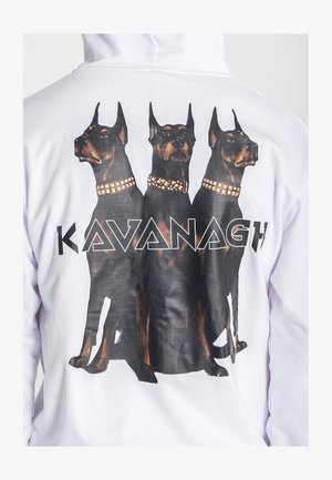 Felpa bianca con cappuccio che presenta una grande grafica di tre cani Doberman con collari dorati e la scritta “KAVANAGH” in carattere geometrico nero sottostante.