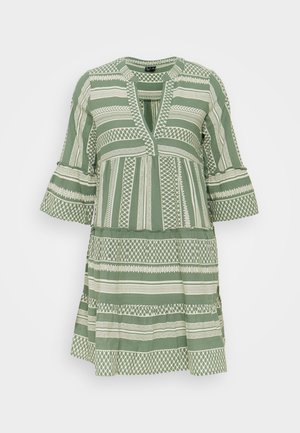 Groen-wit gestreepte jurk tot op de knie met mix van geometrische patronen, 3/4 klokmouwen en een V-hals met een keyhole-detail.