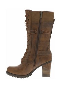 Botte en cuir marron hauteur genou avec lacets à l'avant, fermeture éclair sur le côté et talon bloc. Présente des sangles sur le dessus et une semelle texturée.