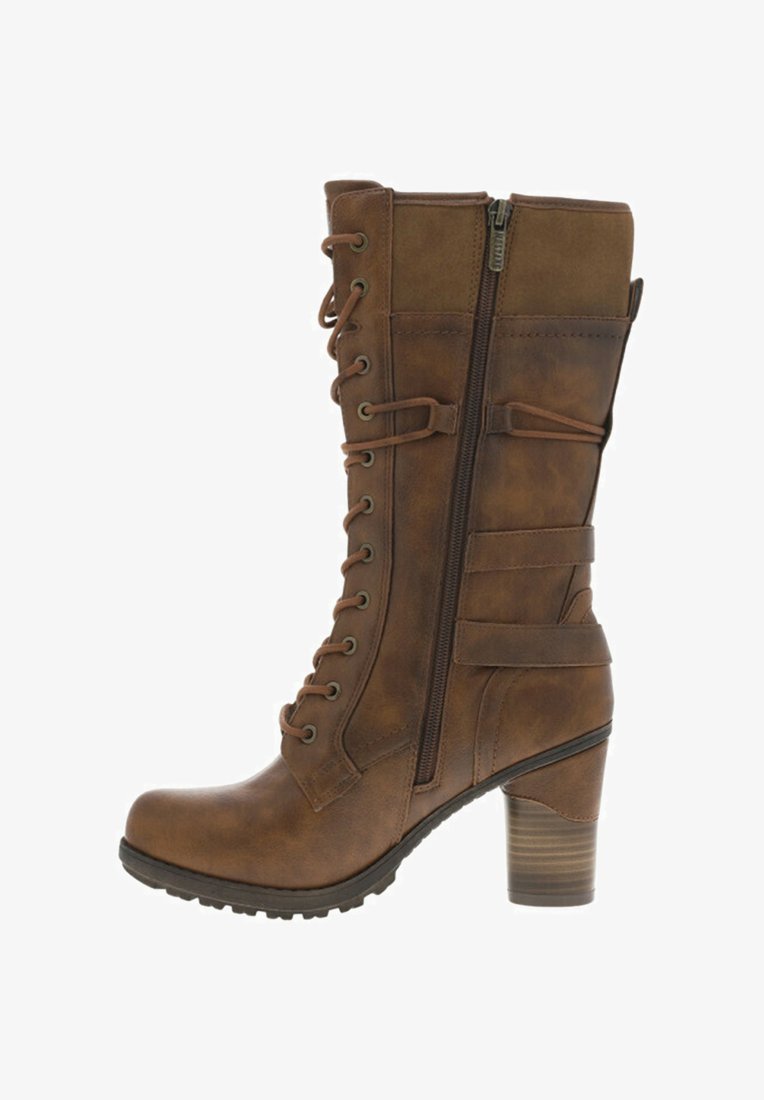Botte en cuir marron hauteur genou avec lacets à l'avant, fermeture éclair sur le côté et talon bloc. Présente des sangles sur le dessus et une semelle texturée.