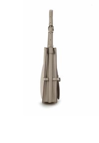 Grijze leren handtas met een vlakke, gestructureerde vorm. Voorzien van een lange, verstelbare band en zijkanten met gespen voor sluiting. Gladde textuur.