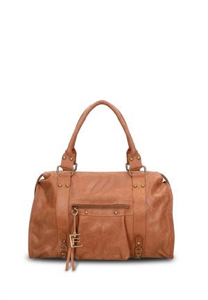 Borsa a mano in pelle marrone con doppi manici, tasca frontale con zip, cinturini decorativi con borchie dorate e charm portachiavi dorato a forma di lettera E.