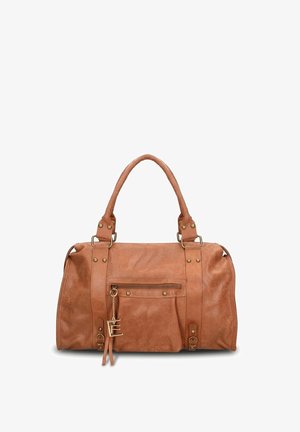 Sac à main en cuir marron avec double poignée, poche avant zippée, sangles décoratives avec clous dorés, et un porte-clés en forme de la lettre E.