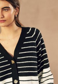 Next STRIPE THROUGH REGULAR FIT - Kardiganas - black and white