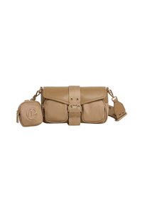 Borsa a tracolla color tan realizzata in materiale morbido con pattina, chiusura a fibbia e due tasche frontali; include una piccola pochette coordinata con logo.