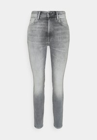 Vaqueros skinny grises con un lavado desgastado, tiro alto y diseño clásico de cinco bolsillos. Hechos de denim con una textura suave.