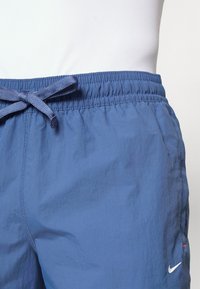 Nike Performance Pantalón corto de deporte - blue
