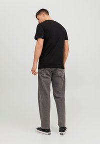Jack & Jones O-NECK - Apdrukāts T-krekls - black