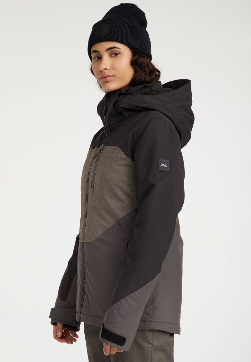 Hooded Winterjacke in Schwarz und Grau mit einer strukturierten Einlage, Reißverschluss und Klettverschluss an den Ärmeln. Weiche Innenausstattung und Logodetail am Ärmel.