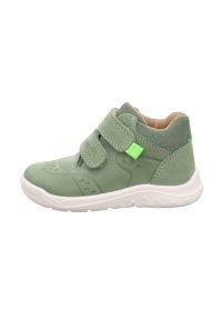Grüner Ledersneaker mit Mesh-Akzenten, weißer Gummisohle, zwei Klettverschlüssen und Belüftungsöffnungen. Entwickelt für Komfort und Unterstützung.