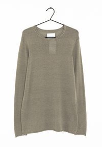 Sweter z długim rękawem i okrągłym dekoltem w miękkim, oliwkowo-zielonym materiale o fakturowanym wykończeniu, z lekko zaokrąglonym dołem i minimalistycznym stylem.