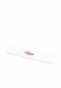 Lunga scatola rettangolare bianca s.Oliver con logo rosso e il slogan "Fashion for Life" sulla superficie superiore.