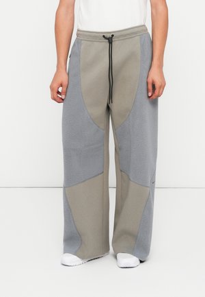 WINDWALL PANT - Jogginghose - light army/cool grey/black