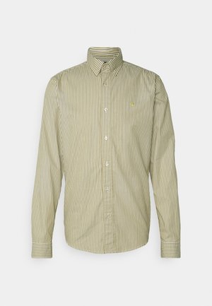 Beige und weiß gestreiftes langärmliges Hemd mit Kragen und kleinem besticktem Logo auf der Brust.