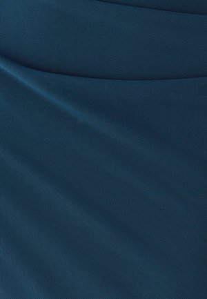 Tamsiai mėlynas tekstūruotas audinys su subtiliu geometriniu raštu, pasižymintis minkštais klostėmis ir lygiu paviršiumi. Idealus drabužiams ar apmušalams.