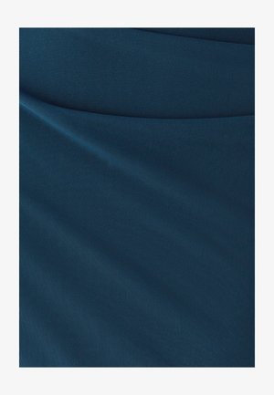 Tamsiai mėlynas tekstūruotas audinys su subtiliu geometriniu raštu, pasižymintis minkštais klostėmis ir lygiu paviršiumi. Idealus drabužiams ar apmušalams.