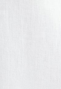 Tissu blanc avec une texture fine et lâchement tissée montrant des fils verticaux et horizontaux qui s'entrecroisent.