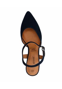 Navy blauw suède puntige schoen met verstelbare enkelband en geheugenfoam binnenzool. Soepele textuur met een tan interieur en branding.