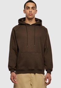 Sudadera marrón de algodón, con un bolsillo canguro, capucha con cordón y puños acanalados. Textura suave con un ajuste relajado.