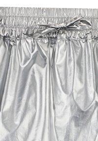 Metallische zilveren shorts met een verzamelde elastische tailleband en verstelbare trekkoord. Glad textuur met een glanzende afwerking.