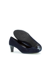 Escarpins en daim bleu marine à talon haut avec un bout arrondi, talon de 5 cm et semelle en caoutchouc texturée. Design simple sans embellissements.
