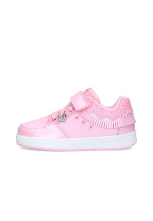 Scarpa da ginnastica rosa per bambini con cinturino in Velcro, ciondolo a forma di cuore, dettagli plissettati e glitterati, e suola bianca su sfondo bianco.