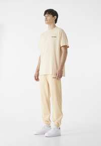 9N1M SENSE ESSENTIAL  - Jogginghose - vanille