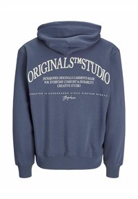 Sudadera con capucha de color azul marino con una textura gruesa. Presenta texto y logo en blanco en la parte posterior. Puños y dobladillo acanalados para un ajuste ceñido.