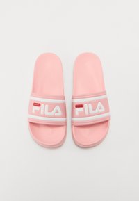 Rózsaszín Fila slider szandál fehér részletekkel. Puha, sima textúra széles pántokkal, amelyek logót és szalagokat tartalmaznak a biztos illeszkedés érdekében. Lapos talpú dizájn.