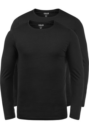 T-shirts noirs à manches longues en tissu doux, avec un col rond et une coupe ajustée. Deux t-shirts empilés l'un sur l'autre.