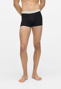 Chiloti boxer negri cu talie gri deschis, având o textură netedă și o croială strânsă, concepuți pentru confort și libertate de mișcare.