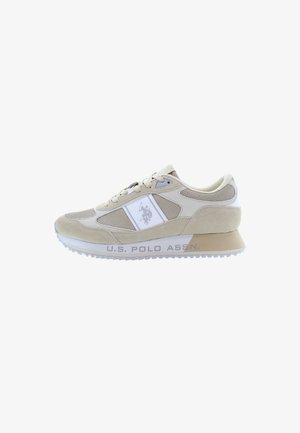 Beige atletiska sneakers med en överdel i mocka och mesh, vita accenter, texturerad sula och präglad logotyp på sidan och hälen.