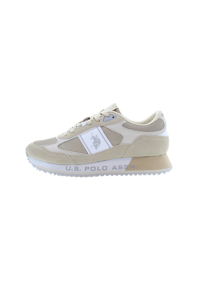 Beige atletiska sneakers med en överdel i mocka och mesh, vita accenter, texturerad sula och präglad logotyp på sidan och hälen.