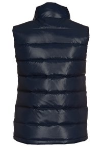 Námornická péřová vesta s vysokým límcem a horizontálním prošíváním. Materiál vypadá hladce a leskle, má polstrovanou texturu pro izolaci.