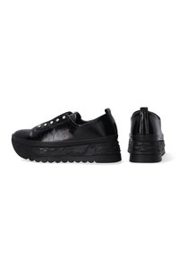 Schwarze synthetische Sneakers mit glänzender Oberfläche. Verfügt über dekorative silberne Ösen und eine strukturierte, skulptierte Sohle mit floralen Mustern.