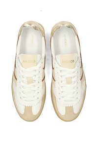 Zapatillas blancas con un upper de cuero suave, acentos de ante beige y detalles dorados en la lengüeta y el talón. Diseño con cordones y bordes cosidos.