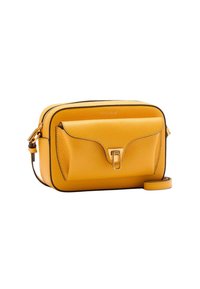 Žlutá kožená crossbody taška s texturovaným povrchem, s přední kapsou na klopu a zlatými kovovými doplňky. Součástí je odnímatelný řemen.