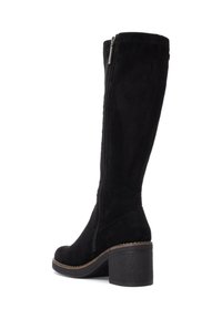 Stivali al ginocchio neri in suede con zip laterale, tacco spesso e cuciture rinforzate lungo la suola per una maggiore durata.