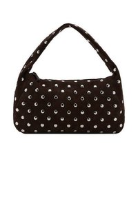 Braune Wildlederhandtasche mit abgerundeter Form, versehen mit silbernen Nieten in einem Punktemuster und kurzem Tragegriff.