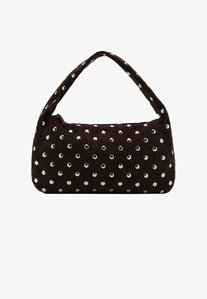 Sac à main en daim marron de forme arrondie, orné de clous argentés disposés en motif à pois et doté d'une courte poignée pour le porter.