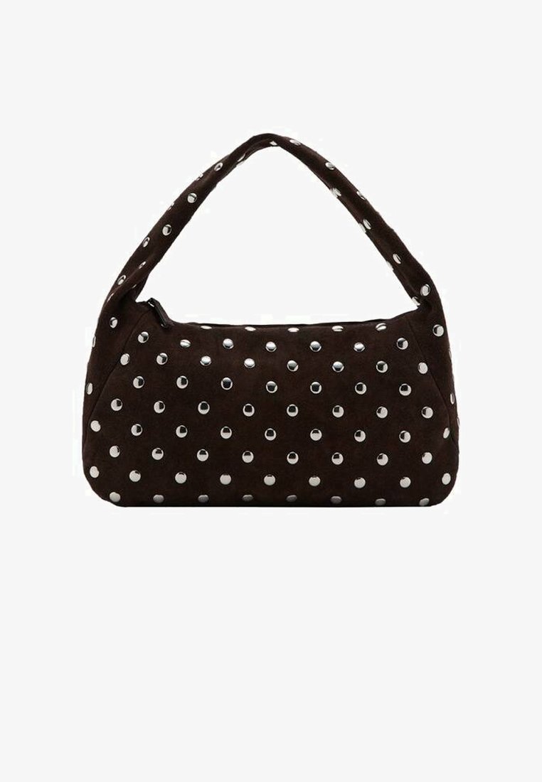 Braune Wildlederhandtasche mit abgerundeter Form, versehen mit silbernen Nieten in einem Punktemuster und kurzem Tragegriff.