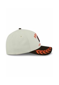 Baseballkappe mit einem cremefarbenen Oberteil, braunem Schirm und orangefarbenen Nähten. Gesticktes Logo und dekoratives Blattmuster am Rand des Schirms.